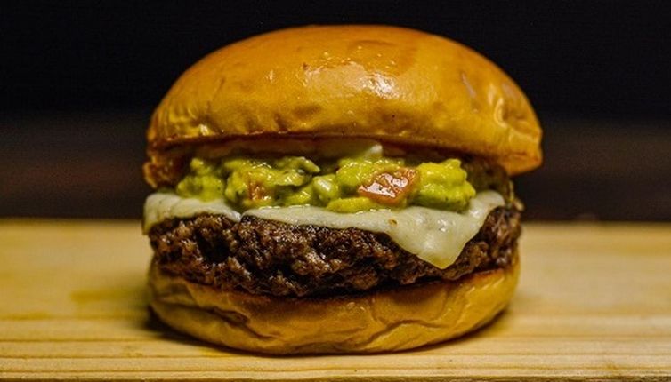 Embrapa desenvolve Novo Burger, um hambúrguer sem proteína animal, feito com fibra de caju e proteína de soja.