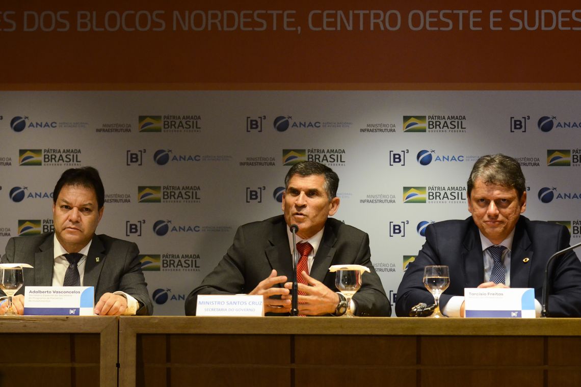 Rovena Rosa/Agência Brasil O secretário especial da Secretaria do Programa de Parcerias de Investimentos, Adalberto Vasconcelos, e os ministros da Secretaria de Governo, Alberto dos Santos Cruz, e da Infraestrutura, Tarcísio Gomes de Freitas, durante coletiva.