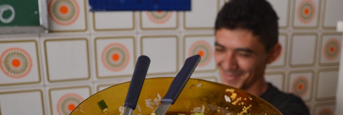 Prato de comida Pesquisa do Ministério da Saúde mostra que 51% da população acima de 18 anos estão acima do peso ideal. O excesso de peso atinge 54% dos homens e 48% das mulheres