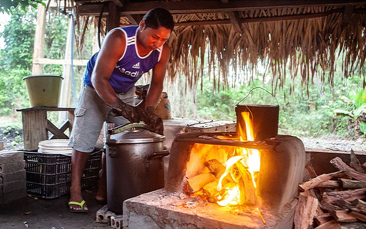 Marlon Sandro Arajo Rodrigues fecha a panela para cozinhar mais uma poro de castanhas no vapor. Processamento da castanha na mini usina da Comunidade do Rio Novo, um afluente do rio Iriri na Terra do Meio.