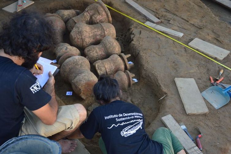 Arquelogos  do Instituto Mamirau descobrem cemitrio na Amaznia com urnas funerrias indgenas que podem ter mais de 500 anos.
