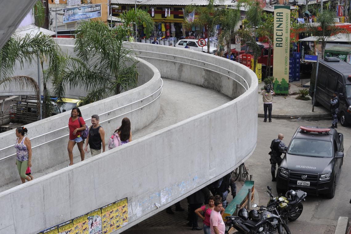 Tânia Rêgo; Agencia Brasil Rio de Janeiro - Policiais do Batalhão de Operações Especiais, do Batalhão de Polícia de Choque e de diversas UPPs foram à Rocinha para reforçar o policiamento na comunidade.