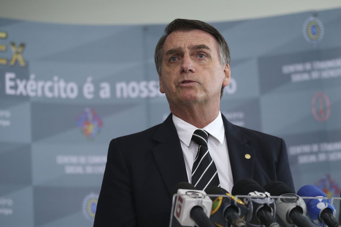 O presidente eleito, Jair Bolsonaro, fala aimprensa, apÃ³s receber uma honraria do ExÃ©rcito, uma Medalha do Pacificador com Palma, entregue durante audiÃªncia fechada no Quartel-General do ExÃ©rcito, em BrasÃ­lia,