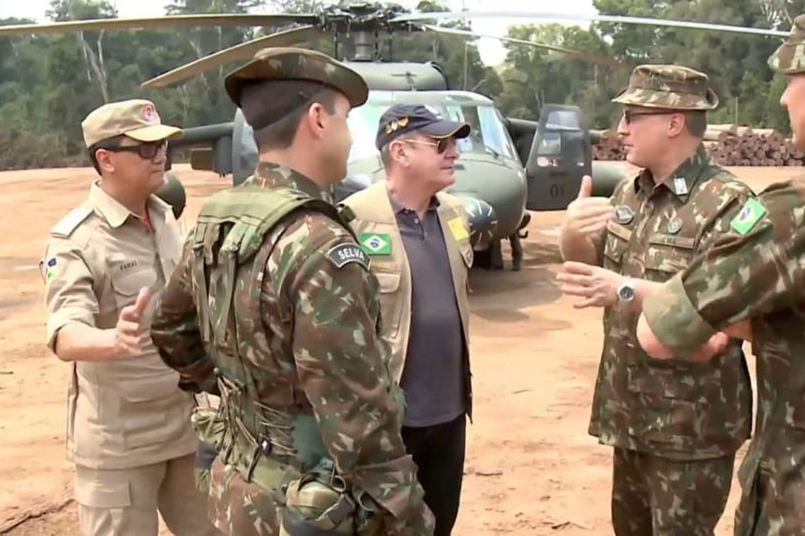 Op VERDE BRASIL/17 O Ministro da Defesa, Fernando Azevedo, durante a Operação de Garantia da Lei e da Ordem Verde Brasil sob a Coordenação da 17ª Brigada de Infantaria de Selva e com a participação de Órgãos Estaduais e Federais, para combate a incêndios em