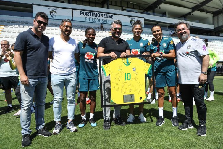 DelegaÃ§Ã£o brasileira homenageia o Portimonense Sporting Clube