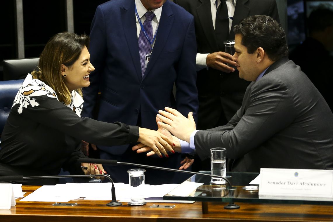 Marcelo Camargo/Agência Brasil A primeira-dama Michelle Bolsonaro e o presidente do Senado, Davi Alcolumbre, participam da cerimônia de assinatura da portaria de incorporação do medicamento Nusinersena (Spinraza) para pessoas com Atrofia Muscular Espinhal (AME).