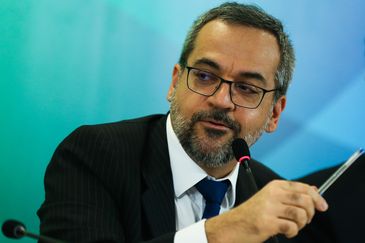 O ministro da Educação, Abraham Weintraub, o secretário de Educação Básica, Janio Macedo, e o presidente do Inep, Alexandre Lopes, concedem entrevista coletiva sobre o resultado do Programa Internacional de Avaliação de Estudantes (Pisa)
