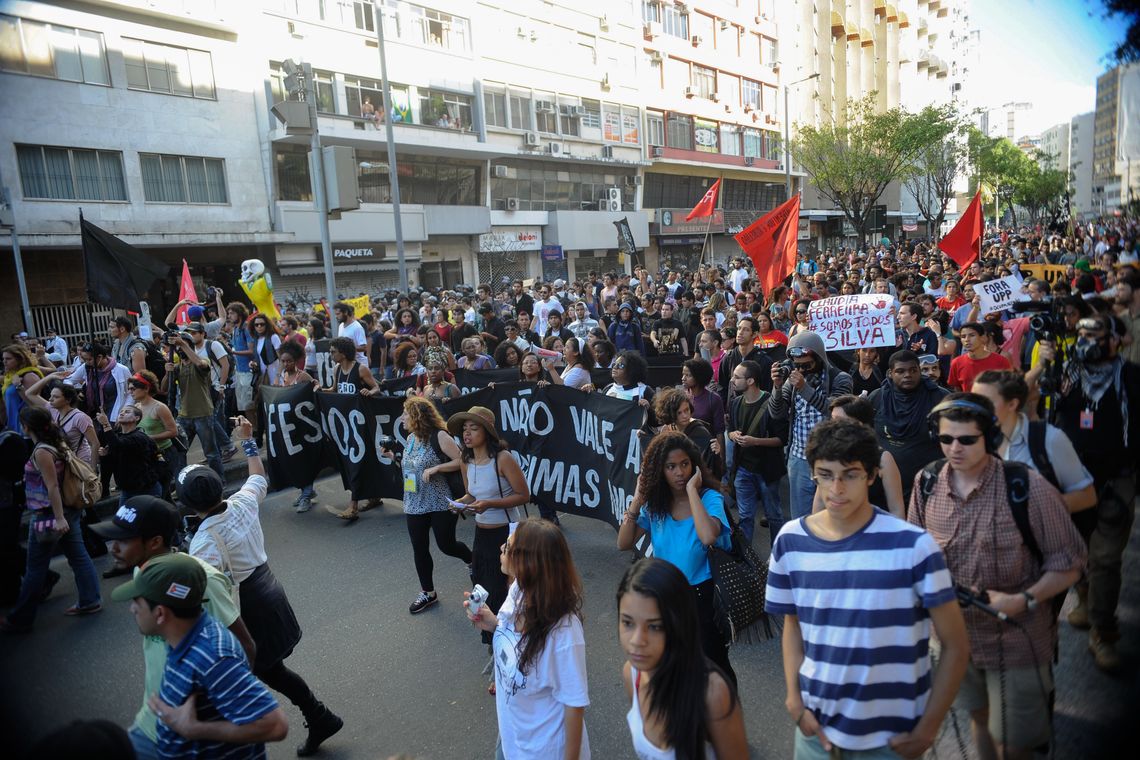 Tomaz Silva/Agência Brasil Protesto contra a Copa do Mundo na Praça Saens Peña. Os manifestantes pretendiam seguir em direção ao Estádio Maracanã, mas foram impedidos por um forte esquema de segurança (Tomaz Silva/Agência Brasil)