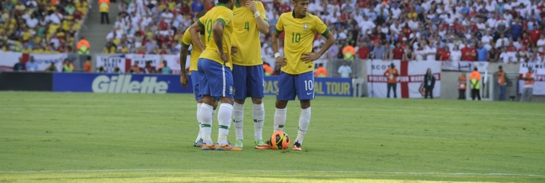Imagens de Brasil 2 x 2 Inglaterra Quarteto brasileiro prepara jogada; ao fundo, torcedores ingleses que marcaram presença no Maracanã