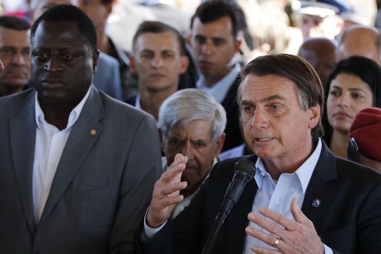 O presidente da RepÃºblica, Jair Bolsonaro, participa da cerimÃ´nia de brevetaÃ§Ã£o, formatura de novos paraquedistas, no 26Âº BatalhÃ£o de Infantaria Paraquedista, na Vila Militar. 