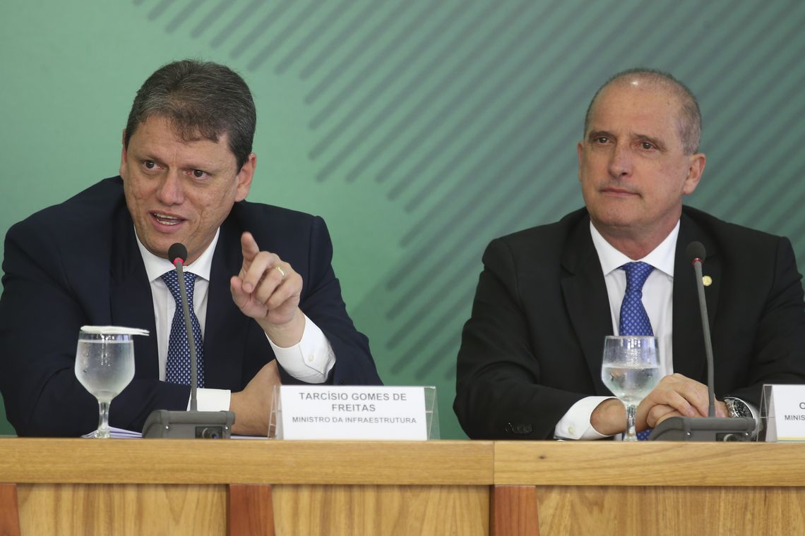 Antonio Cruz/Agência Brasil Os ministros da Infraestrutura, Tarcísio Gomes de Freitas, e da Casa Civil, Onyx Lorenzoni, anunciam novas medidas para atender o setor de transporte de cargas do país.