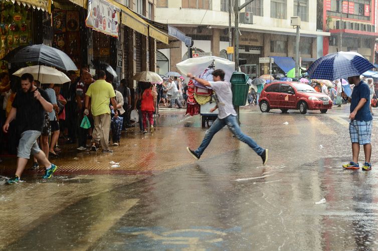 1058214 edit 03870 - Cidades paulistas contabilizam prejuízos após fortes chuvas