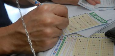 Mega-Sena paga R$ 2 milhões neste sábado