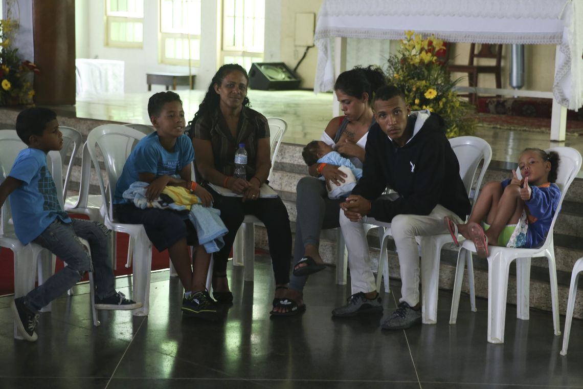 Valter Campanato/Agência Brasil Migrantes venezuelanos vindos da cidade de Boa Vista, em Roraima, são acolhidos em uma paróquia para orientações e encaminhados para casas alugadas pelo programa de integração da Cáritas Brasileira, em São Sebastião, no Distrito Federal.