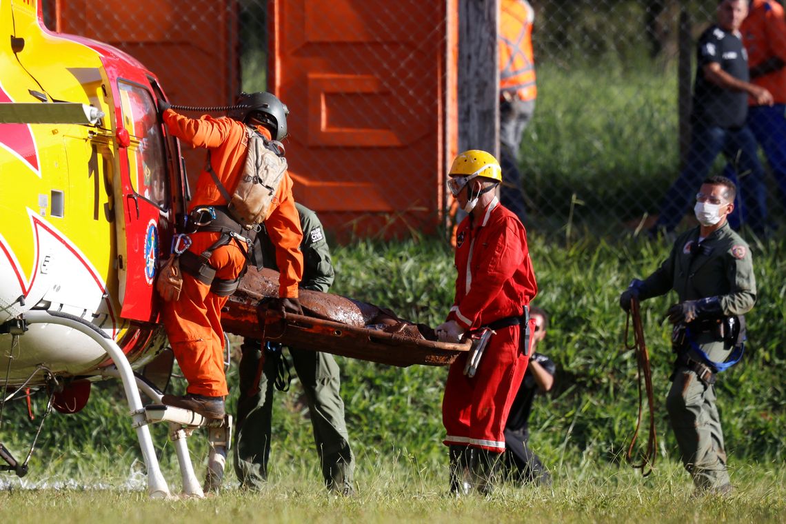Members of rescue team carry a body recovered after a tailings dam owned by Brazilian mining company Vale SA collapsed, in Brumadinho, Brazil, January 27, 2019. REUTERS/Adriano Machado