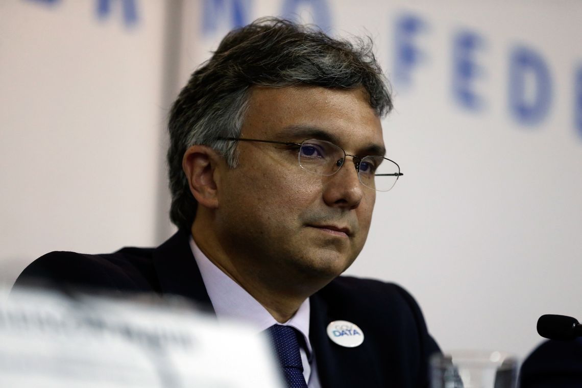 Valter Campanato/Agência Brasil Brasília - O ministro do Planejamento, Esteves Colnago, divulga resultados preliminares de políticas públicas sociais (Valter Campanato/Agência Brasil)