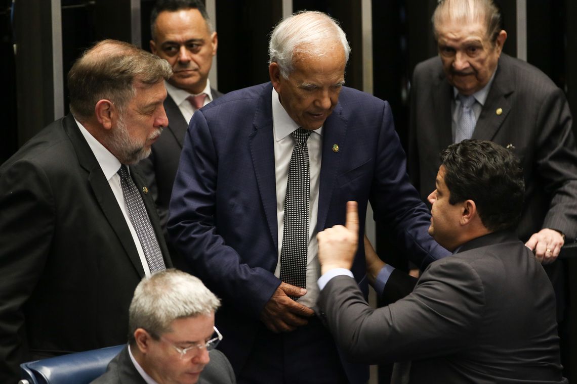 Fabio Rodrigues Pozzebom/Agência Brasil Presidente do Senado, Davi Alcolumbre, conversa com colegas Flávio Arns e Oriovisto Guimarães antes do inicio da ordem do dia