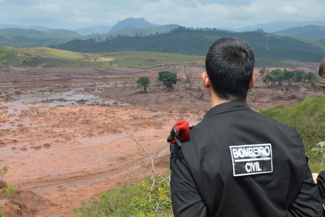 07 13:21:38 Mariana (MG) - Trabalho de buscas do Corpo de Bombeiros no distrito de Bento Rodrigues, zona rural de Mariana, em Minas Gerais (Antonio Cruz/Agência Brasil)
