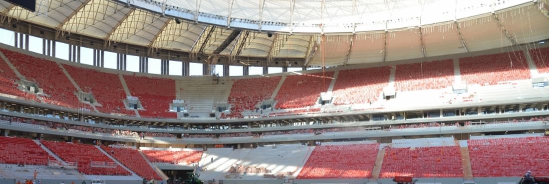 Instalação do gramado do Mané Garrincha Brasília - Plantio do gramado, chamado tapete verde, do Estádio Mané Garrincha já se aproxima da metade e deve terminar nesta quarta-feira (1º)