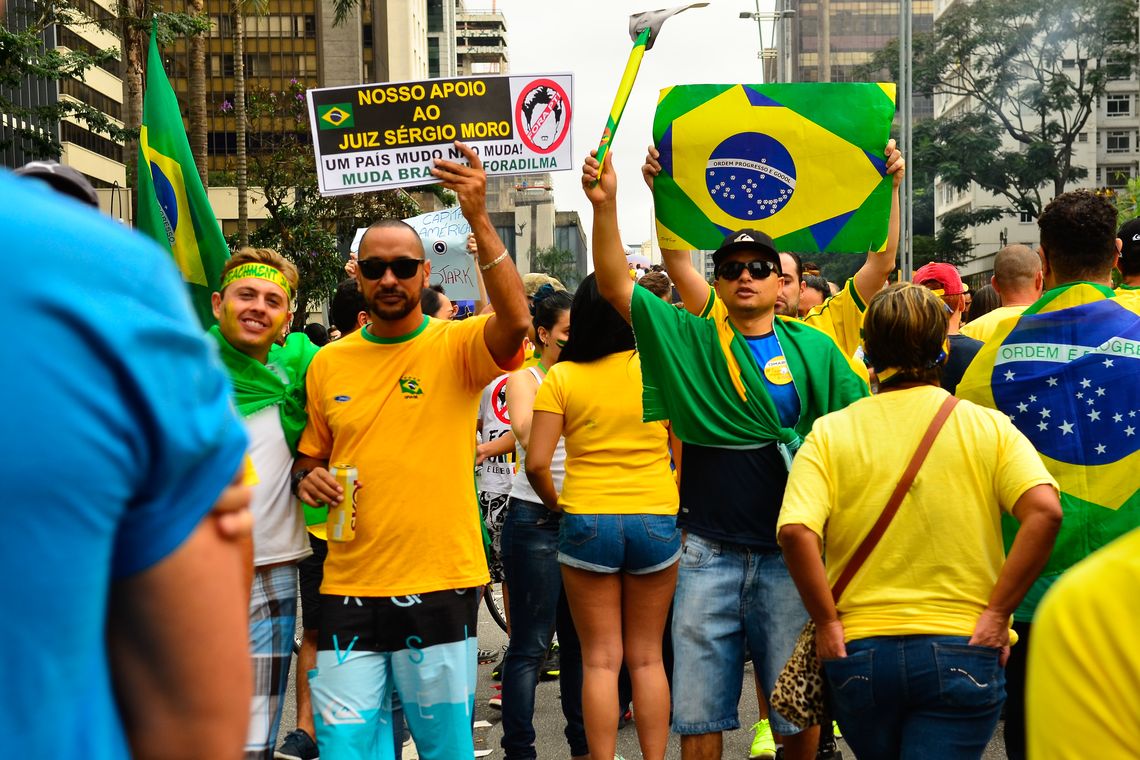 Rovena Rosa/Agência Brasil São Paulo - Manifestação na Avenida Paulista, região central da capital, contra a corrupção e pela saída da presidenta Dilma Rousseff (Rovena Rosa/Agência Brasil)