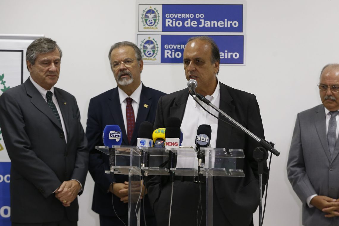 Tomaz Silva/Agência Brasil Rio de Janeiro - O governador Luiz Fernando Pezão fala após reunião no Palácio Guanabara para discutir segurança pública no Rio de Janeiro (Tomaz Silva/Agência Brasil)
