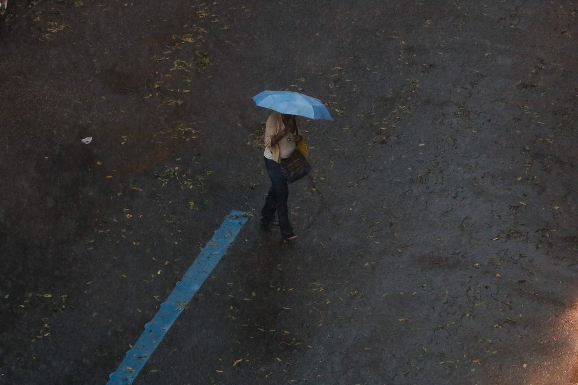 Vista do Centro durante temporal que fez cidade do Rio entrar em estágio de atenção.