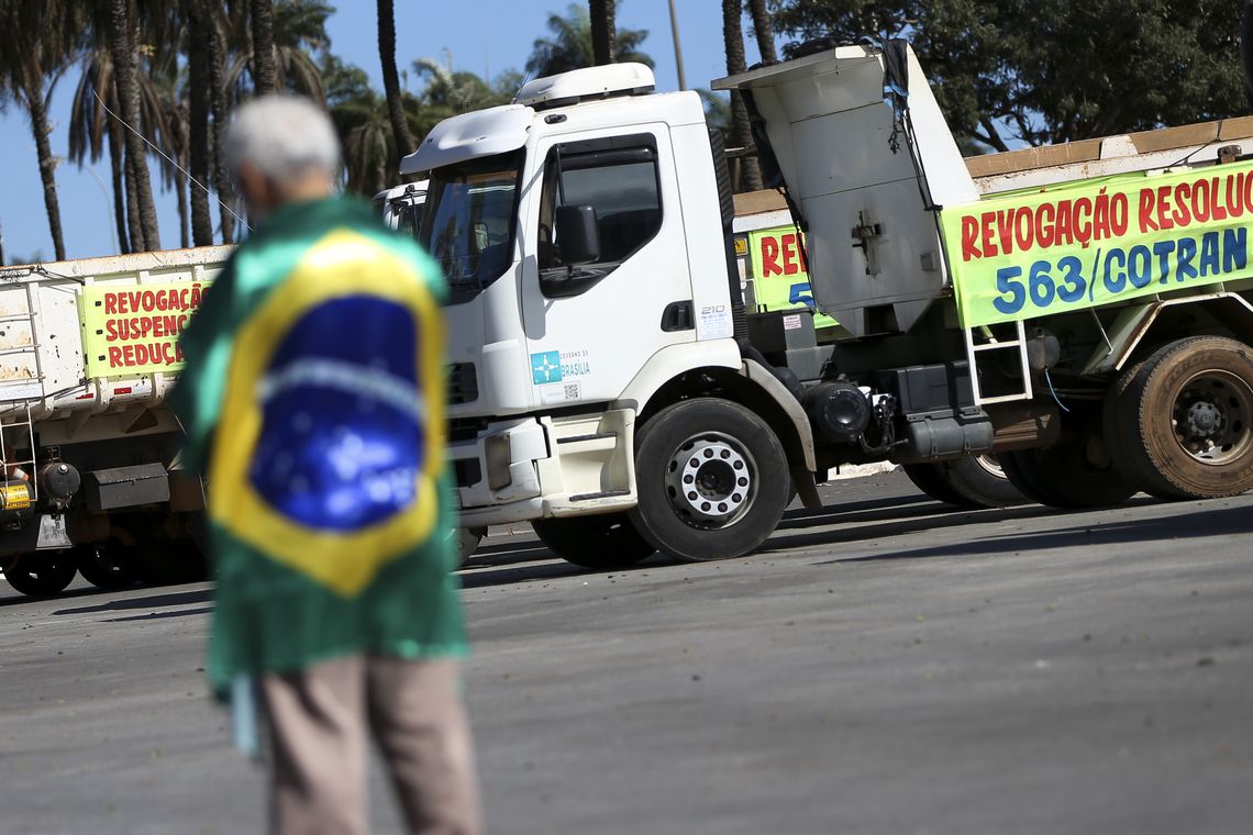 Marcelo Camargo/Agência Brasil Caminhoneiros realizam protesto contra a alta no preço do combustível e uma resolução do Contran que obriga a colocar dispositivos de segurança nas caçambas.
