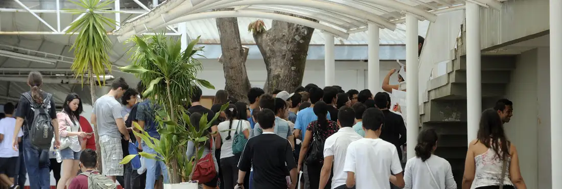 Estudantes chegam para fazer o Enem Candidatos chegam a um dos mais movimentados locais de prova em Brasília