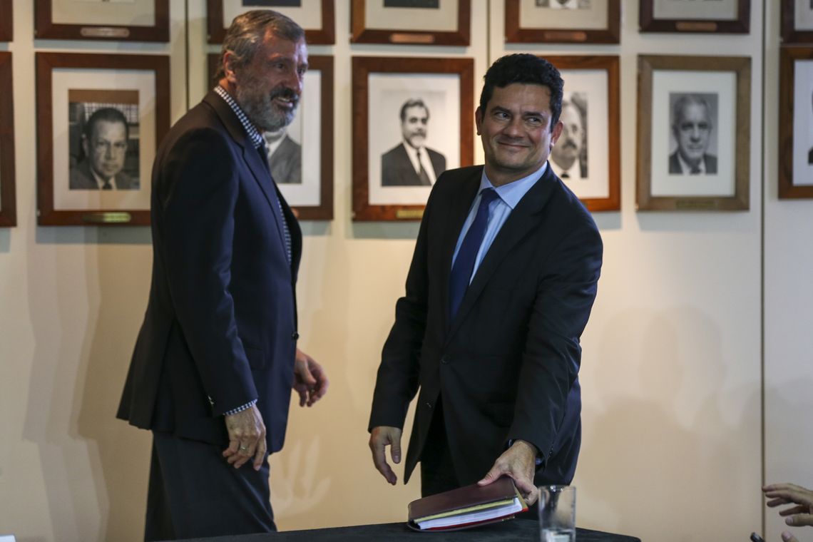 Fabio Rodrigues Pozzebom/Agência Brasil O atual ministro da Justiça, Torquato Jardim, e o futuro ministro da pasta, juiz federal Sérgio Moro, durante coletiva de imprensa após reunião.