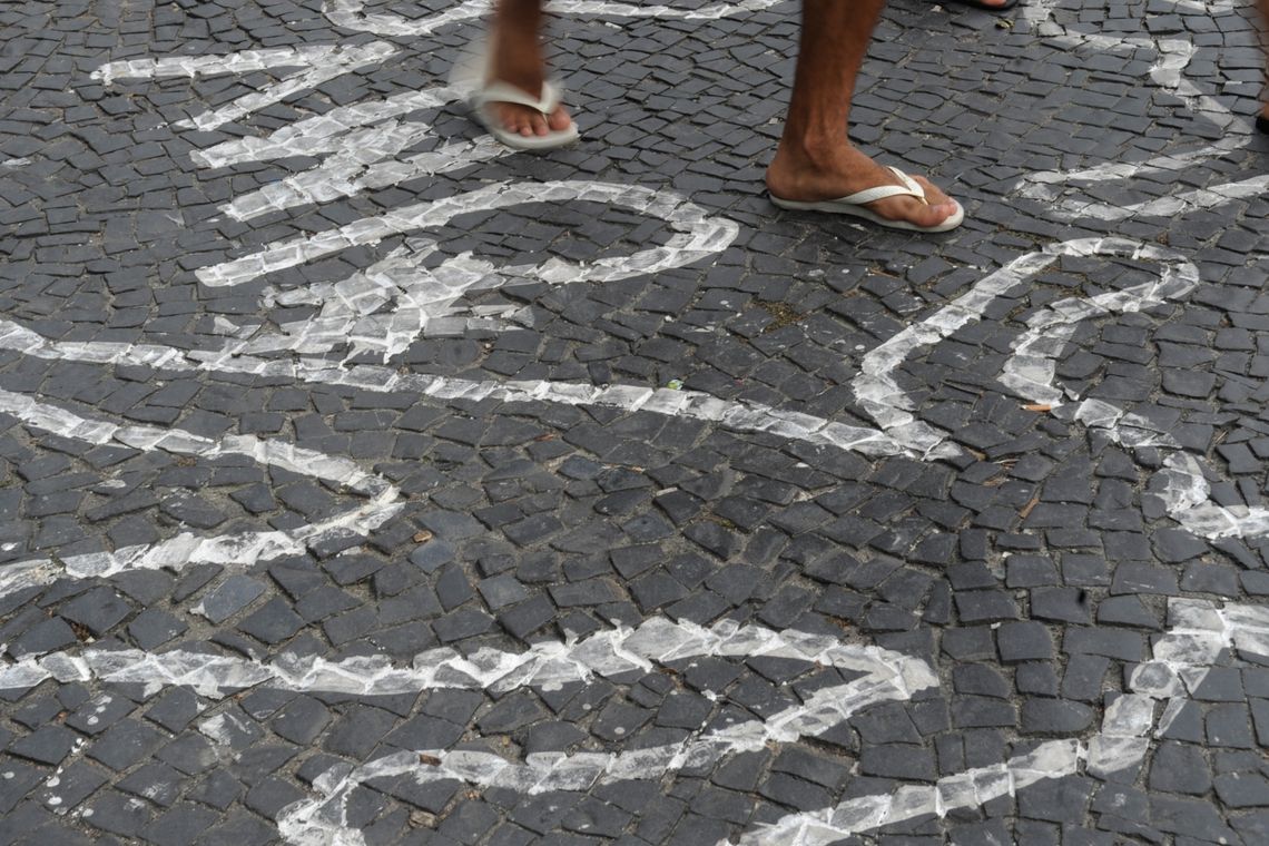 Rio de Janeiro - Campanha contra homicÃ­dios de jovens negros pinta centenas de silhuetas de corpos no chÃ£o do Largo da Carioca (Fernando FrazÃ£o/Arquivo AgÃªncia Brasil)