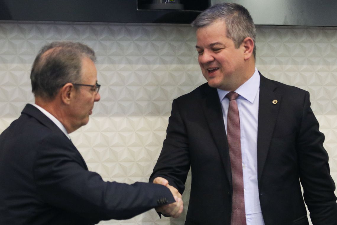 Fabio Rodrigues Pozzebom/Agência Brasil O ministro de Minas e Energia, Bento Albuquerque, e o presidente do Conselho Administrativo de Defesa Econômica (Cade), Alexandre Barreto, durante assinatura de Termo de Cessação de Conduta (TCC) relacionado às atividades de refino da Petrobras.