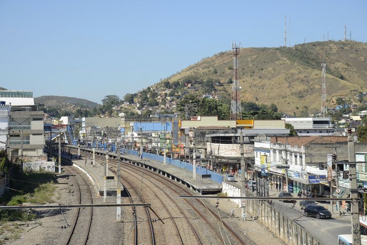 O trem da SuperVia ramal Japeri atende a cidade de Queimados, na região metropolitana do Rio de Janeiro.