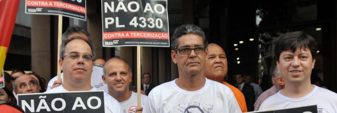 Rio de Janeiro – Centrais sindicais se uniram em uma manifestação hoje (6) contra o Projeto de Lei nº 4.330, que dispõe sobre a prestação de serviço terceirizado. Centrais sindicais se uniram em uma manifestação hoje (6) contra o Projeto de Lei nº 4.330, que dispõe sobre a prestação de serviço terceirizado.
