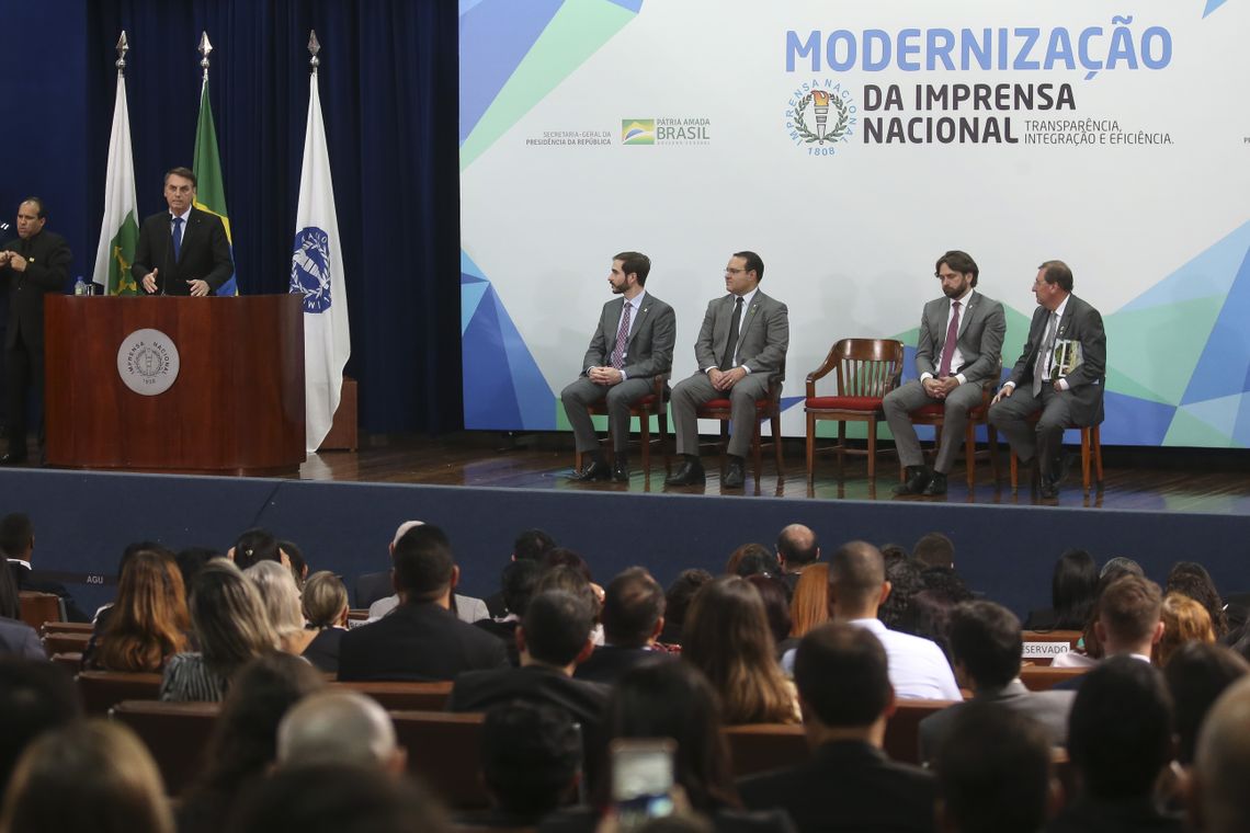 O presidente Jair Bolsonaro, assina Decreto de Gratuidade de Publicação no Diário Oficial da União para Órgãos Federais e Medidas de Modernização da Imprensa Nacional