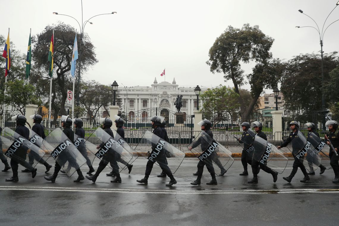 Congresso do Peru, em Lima, cercado de policiais