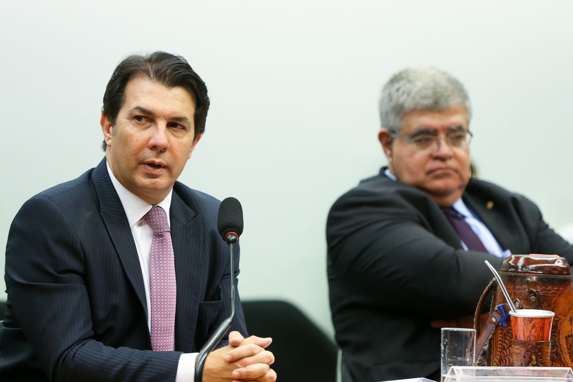 Marcelo Camargo/Agência Brasil Brasília - Os deputados Arthur Maia e Carlos Marum durante sessão da Comissão Especial que analisa a proposta de emenda à Constituição (PEC) da reforma da Previdência (PEC 287/16) para a leitura do parecer do relator sobre o assunto. (Foto:
