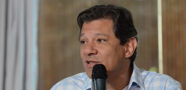 O candidato a presidência da República, Fernando Haddad fala com a imprensa após reunião com a chefe da missão de observação eleitoral da OEA, Laura Chinchilla, no hotel Matsubara.