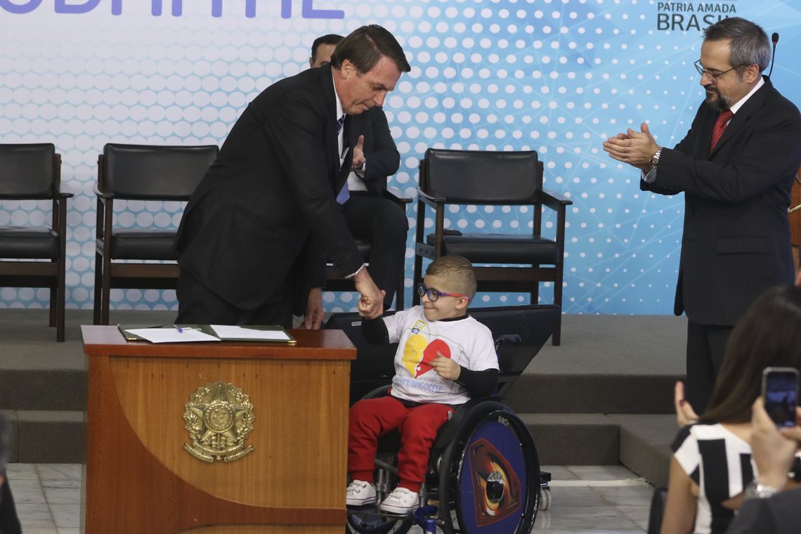 O presidente Jair Bolsonaro e o menino Pedro, participam da cerimônia de lançamento da ID Estudantil no Palácio do Planalto.
