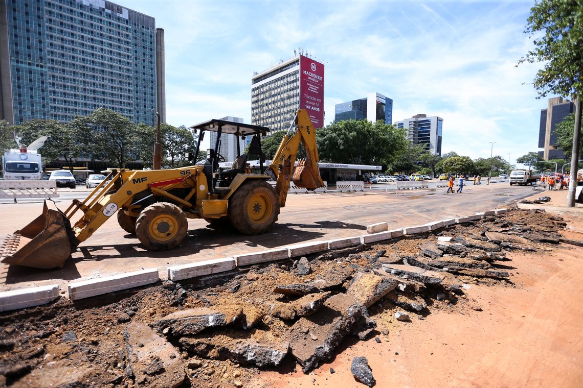 Marcelo Camargo/Agência Brasil Brasília - Obras de desvio do local onde desabou um viaduto próximo à Galeria dos Estados, na região central de Brasília (Marcelo Camargo/Agência Brasil)