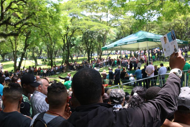 Sepultamento do apresentador de TV Gugu Liberato no Cemitério Gethsêmani.
