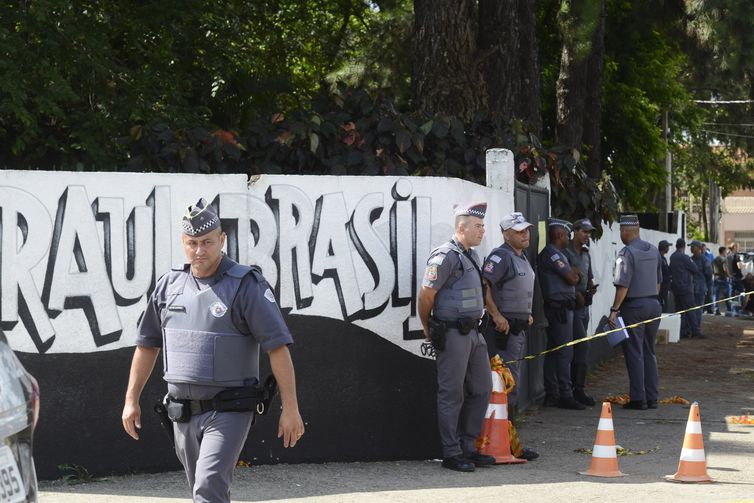 Tiroteio na Escola Estadual Professor Raul Brasil, em Suzano, a 57 quilômetros de São Paulo, deixou mortos e feridos. Segundo a Polícia Militar, dois jovens armados e encapuzados invadiram o colégio e disparam contra os alunos.