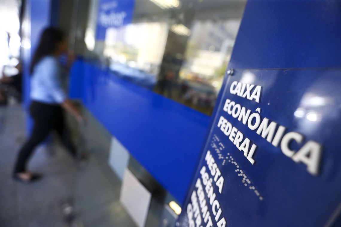  Caixa Econômica Federal inicia hoje (13) a liberação do saque de até R$ 500 em contas do Fundo de Garantia do Tempo de Serviço (FGTS). 