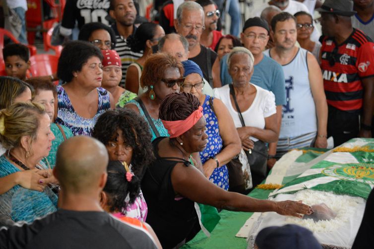 Rio de Janeiro - Fãs despedem da cantora e compositora Dona Ivone Lara na quadra da Escola de Samba Império Serrano, em Madureira