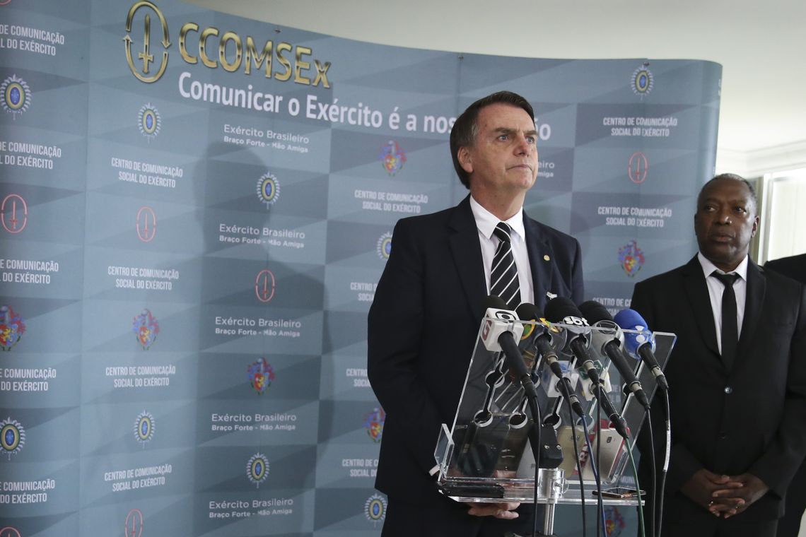 José Cruz/Agência Brasil O presidente eleito Jair Bolsonaro fala à imprensa, após receber uma honraria do Exército, a Medalha do Pacificador com Palma, entregue durante audiência fechada no Quartel-General do Exército, em Brasília.