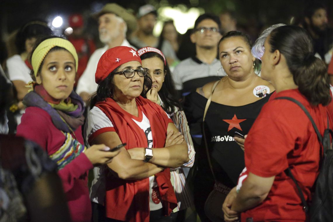 Fabio Rodrigues Pozzebom/Agência Brasil Brasília - Manifestantes favoráveis ao ex-presidente Lula, acompanham o voto da ministra Rosa Weber (Fabio Rodrigues Pozzebom/Agência Brasil)