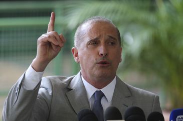 O ministro extraordinário do governo de transição do presidente eleito Jair Bolsonaro, Onyx Lorenzoni, fala à imprensa no Centro Cultural Banco do Brasil (CCBB), em BrasÃlia.