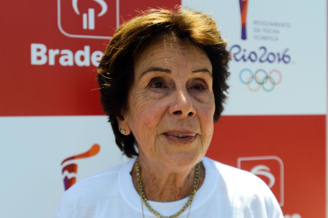 Rio de Janeiro - A ex-tenista Maria Esther Bueno durante a divulgação do uniforme e de seu nome como participante do revezamento da tocha olímpica no Comitê Rio 2016, na Cidade Nova, centro do Rio./Tomaz Silva/Agência Brasil Rio de Janeiro - A ex-tenista Maria Esther Bueno durante a divulgação do uniforme e de seu nome como participante do revezamento da tocha olímpica no Comitê Rio 2016, na Cidade Nova, centro do Rio.