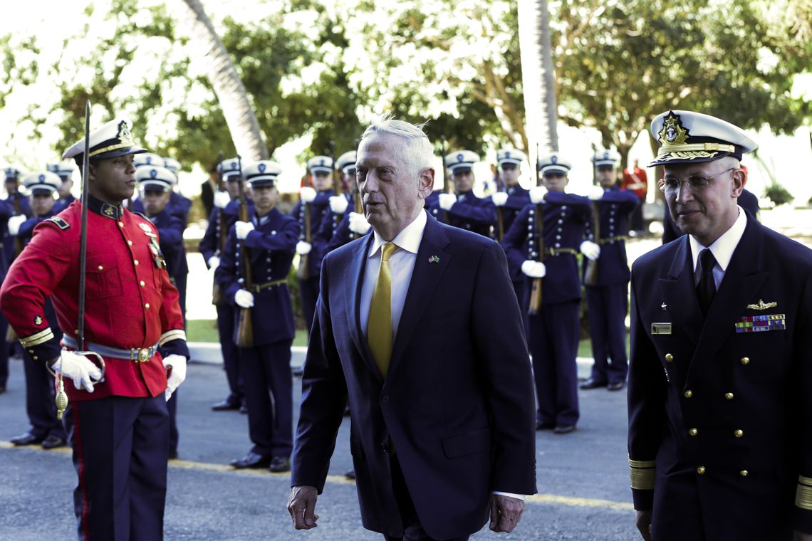 Antonio Cruz/Agência Brasil O secretário norte-americano, James Mattis, passa em revista as tropas, durante encontro com o ministro da Defesa, Joaquim Silva e Luna