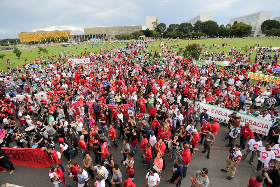 Fabio Rodrigues Pozzebom/Agência Brasil Brasília - Manifestantes a favor de Lula protestam na Esplanada dos Ministérios. O STF julga o pedido do ex-presidente para não ser preso até se esgotarem os recursos na Justiça (Fabio Rodrigues Pozzebom/Agência Brasil)