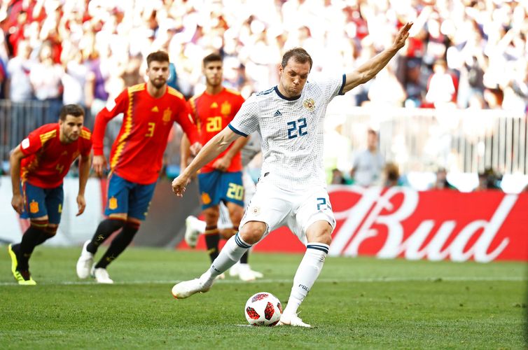 Copa 2018: Espanha e Rússia. Artem Dzyuba, da Rússia, marca o primeiro gol de pênalti da equipe.
